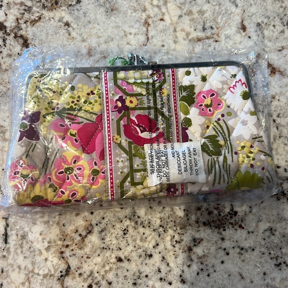 NWT Vera Bradley Clutch Wallet in Make Me Blush - Picture 3 of 3